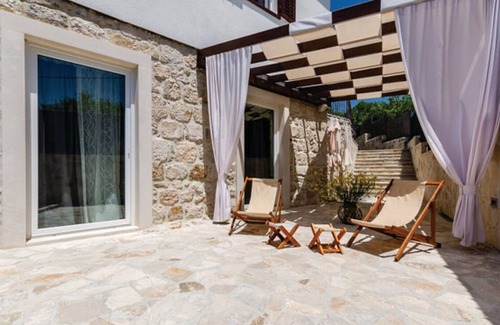 Zastolje Villa | Stone villa- pool with hydro massage ,BBQ, garden,private parking, playground area