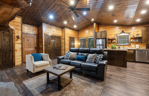 Broken Bow Cabin | Stonewall Cabin · Lovers' Paradise: Intimate Cabin with Soak-In Tub