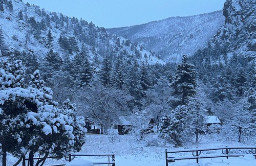 Bellvue Cabin | Storybook Cabin - Private Stream, Incredible Canyon View, Starlink Internet