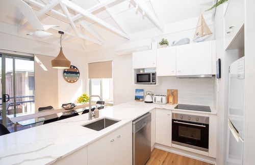 Point Lookout Apartment | Straddie Breeze - A gorgeous fully renovated beachside apartment