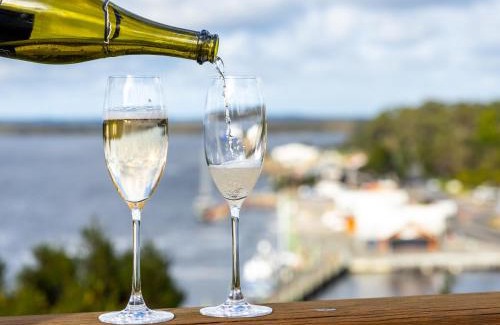 Strahan Hotel | Strahan Village