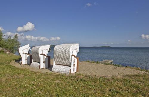 Neuendorf Apartment | strandnahe Idylle am Meer, private Badestelle mit Strandkorb - Gutshof Ostseeblick FeWo Nr 03