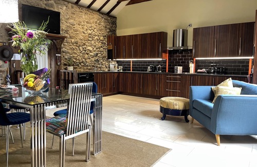 Strathaven Cottage | Strathaven, a spacious Cottage & outdoor BBQ hut, pets welcome,