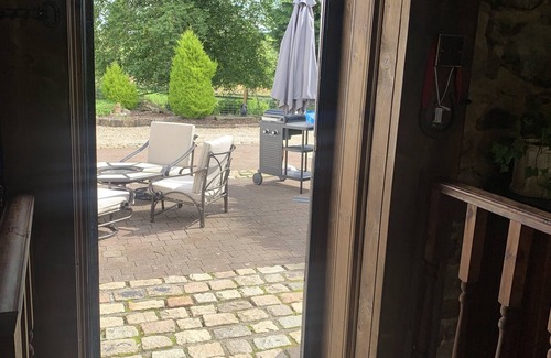 Strathaven Cottage | Strathaven, a spacious Cottage & outdoor BBQ hut, pets welcome,
