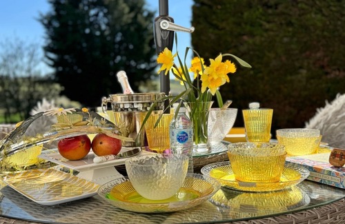 Strathaven Cottage | Strathaven, a spacious Cottage & outdoor BBQ hut, pets welcome,