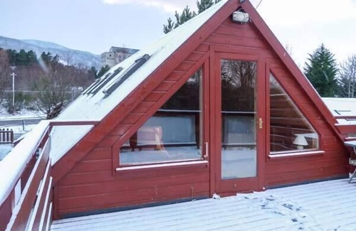 Aviemore Cottage | STRATHAVON CHALET, pet friendly, with a garden in Aviemore