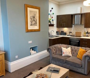 South Cliff Apartment | Strathmore apt Scarborough, pool, gym, parking