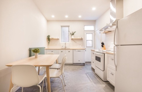 De Lorimier Apartment | Strawberry Stays! Secret to sweet dreams!