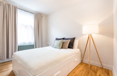De Lorimier Apartment | Strawberry Stays! Secret to sweet dreams!