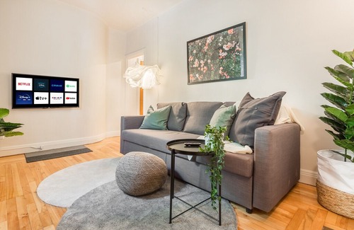 De Lorimier Apartment | Strawberry Stays! Secret to sweet dreams!