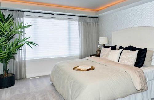 Calgary House | Strawberry Fields 4BD Family Movie Room Office