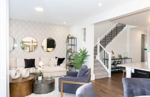 Calgary House | Strawberry Fields 4BD Family Movie Room Office