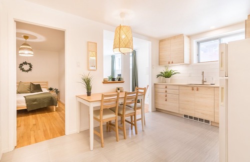 De Lorimier Apartment | Strawberry Stays! Secret to sweet dreams!