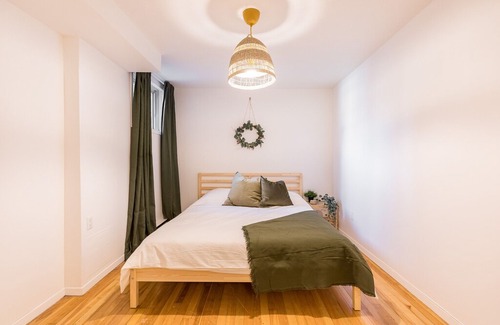 De Lorimier Apartment | Strawberry Stays! Secret to sweet dreams!