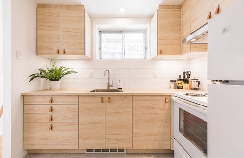 De Lorimier Apartment | Strawberry Stays! Secret to sweet dreams!