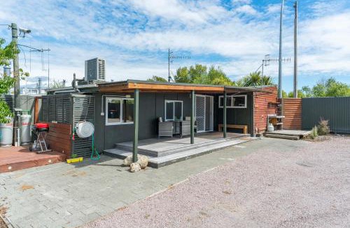 Waitahanui House | Streamside Fisherman's Cabin - Waitahanui, Taupo