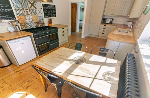 Georgeham Cottage | Streamways Slps 12-16 Hot Tub* with Views & Cabin