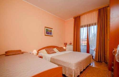 Strmac Apartment | Strmac Apartment Sleeps 4 Air Con WiFi