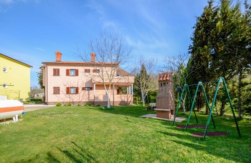 Strmac Apartment | Strmac Apartment Sleeps 4 Air Con WiFi