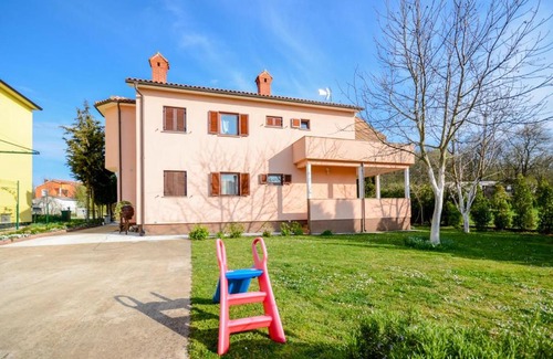 Strmac Apartment | Strmac Apartment Sleeps 4 Air Con WiFi