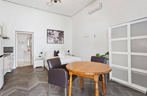 Fremantle Apartment | Stroll to Fremantle's Core: Studio Apartment