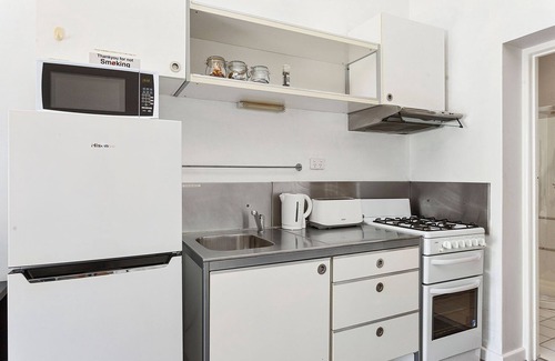 Fremantle Apartment | Stroll to Fremantle's Core: Studio Apartment