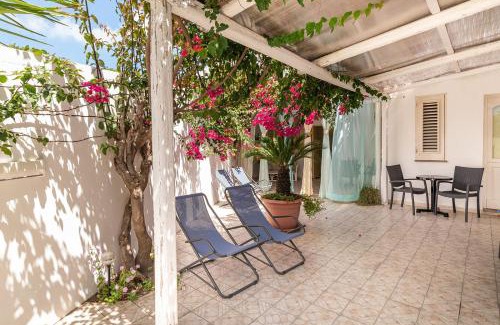 San Vincenzo Hotel | Stromboli Central Family Apartment - 3 Double Rooms