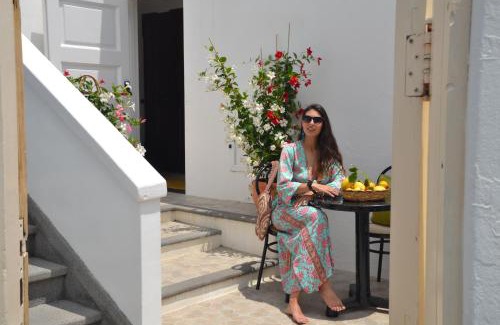 San Vincenzo Hotel | Stromboli Central Family Apartment - 3 Double Rooms