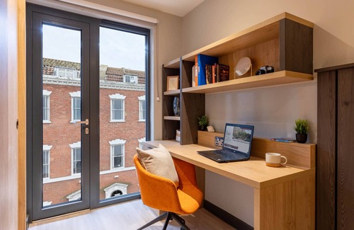 Saint Paul's Apartment | Student Only Port on the Square