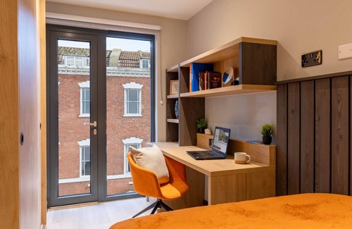 Saint Paul's Apartment | Student Only Port on the Square