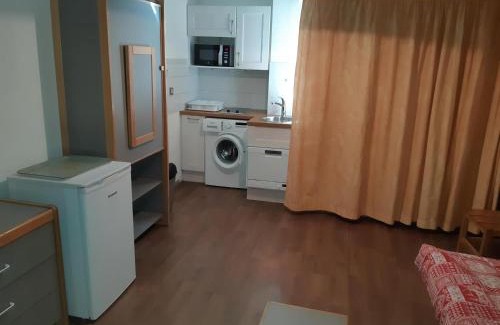 Brides-les-Bains Apartment | Studio 2* au Centre de Brides-les-Bains, Balcon, Wifi, Parking Couverts, Proche Télécabine et Spa - FR-1-512-80