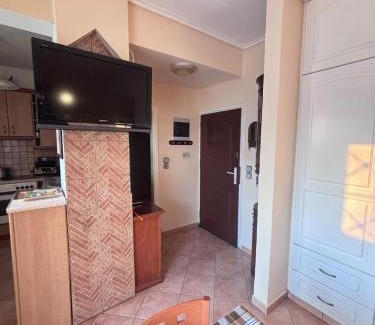 Loutraki-Agioi Theodoroi Apartment | Studio 2' from Loutraki beach