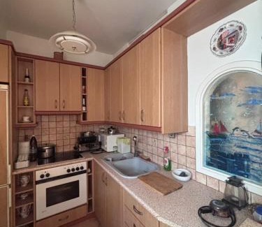 Loutraki-Agioi Theodoroi Apartment | Studio 2' from Loutraki beach