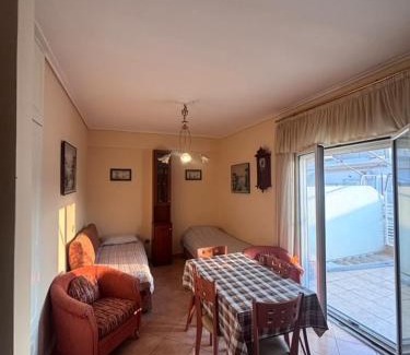 Loutraki-Agioi Theodoroi Apartment | Studio 2' from Loutraki beach