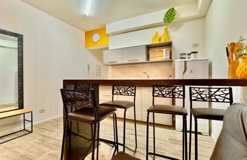 Matriz Apartment | Studio Amarelo, com ar e garagem ao lado shopping.