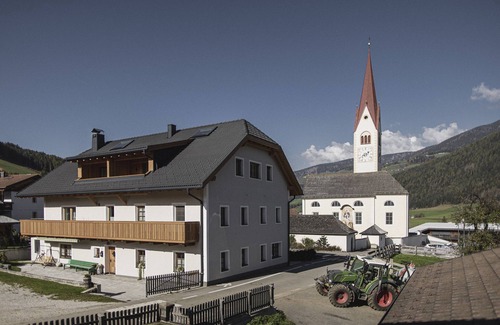 Valdaora di Sotto Apartment | Studio Apartment 'Obermairhof Apartment 230' with Shared Garden, Balcony and Wi-Fi