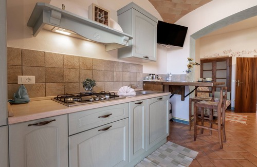 Castel del Piano Apartment | Studio Apartment 'Il Bosco' with Shared Terrace, Shared Garden and Wi-Fi