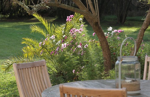 Clohars-Carnoet Apartment | Studio Apartment 'Villa Prat Bras - Vue Mer' with Sea View, Shared Garden and Wi-Fi