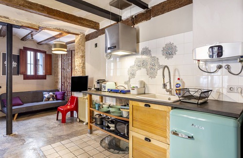 Barrio del Carmen Apartment | Studio Apartment 'Bajo En El Centro' with Wi-Fi