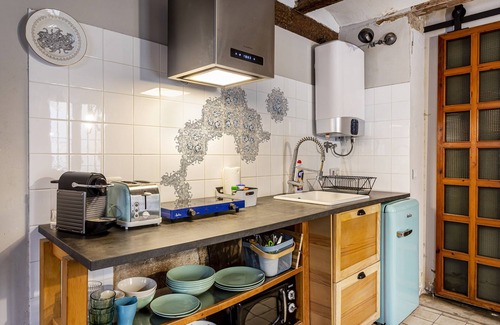 Barrio del Carmen Apartment | Studio Apartment 'Bajo En El Centro' with Wi-Fi
