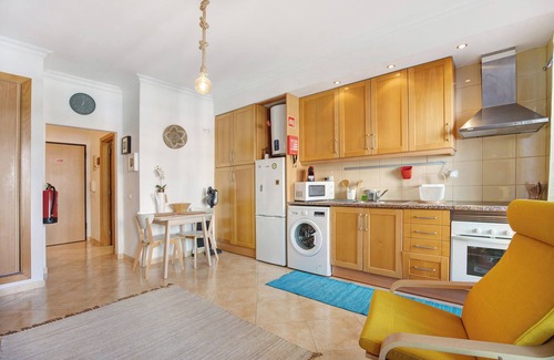 Portimao Apartment | Studio Apartment "Belo Horizonte Studio - Pet Friendly" with Mountain View, Pool and Wi-Fi