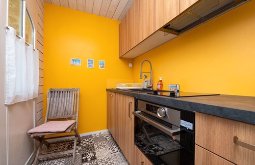 Arzano Apartment | Studio Apartment 'Camélia Avec Petit Déjeuner' with Shared Pool, Shared Terrace and Wi-Fi