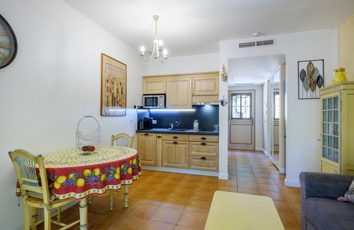 Fayence Apartment | Studio Apartment 'Domaine De Fayence' with Shared Pool, Wi-Fi and Air Conditioning
