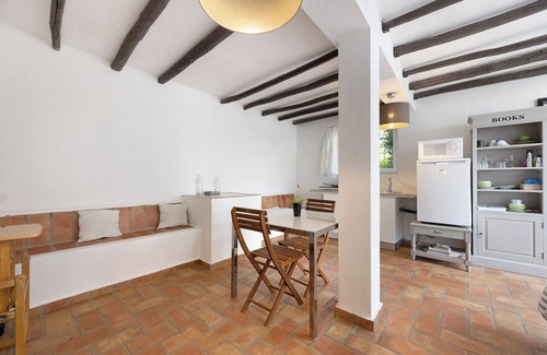 Ferragudo Apartment | Studio Apartment 'Es Mohol' with Shared Terrace, Shared Garden and Wi-Fi