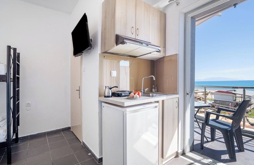 Pidima Kyras Apartment | Studio Apartment 'Iguana 14' with Sea View, Wi-Fi and Air Conditioning