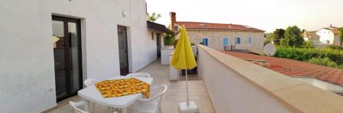 Funtana Apartment | Studio apartment in Funtana with terrace, air conditioning, WiFi, washing machine 4982-5