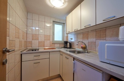 Municipality of Trogir Apartment | Studio apartment in Mastrinka with Loggia, Air condition, WIFI, Washing machine (5159-1)