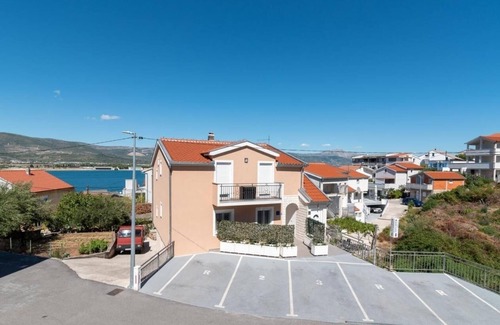 Municipality of Trogir Apartment | Studio apartment in Mastrinka with Loggia, Air condition, WIFI, Washing machine (5159-1)