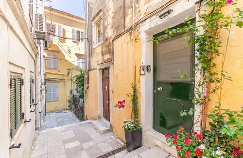 Old Town Apartment | Studio Apartment 'La Belleza' with Private Terrace and Private Garden