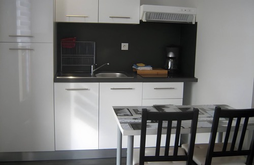 Lherm Apartment | Studio Apartment 'Le Laurier' with Private Terrace, Shared Garden and Wi-Fi